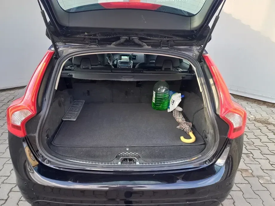 Volvo V60 D6 Plug-In-Hybrid AWD Geartronic Momentum — imagine 5