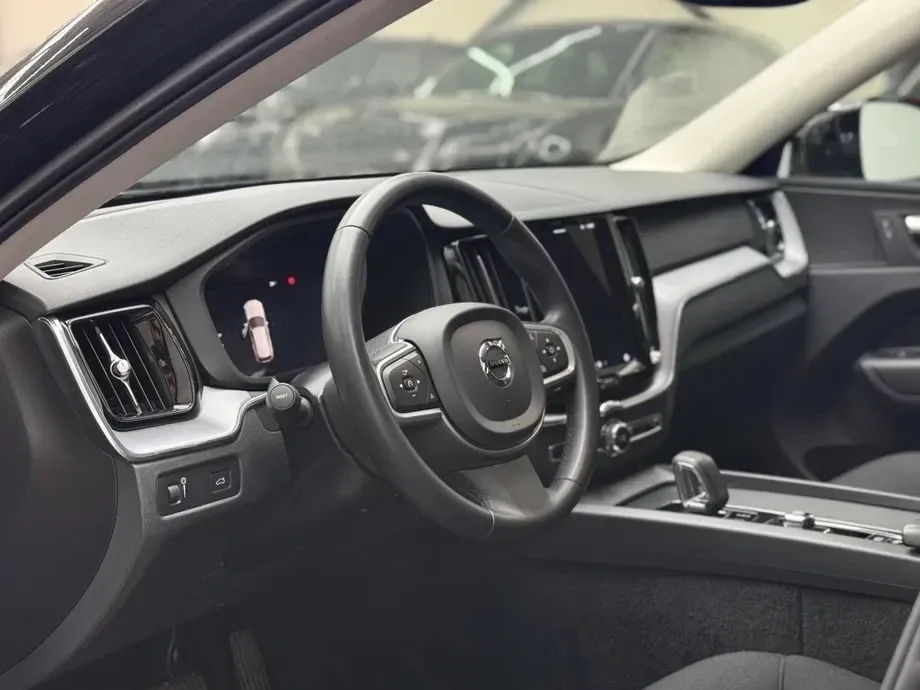 Volvo XC 60 II B4 MHEV AT AWD Plus Dark — imagine 4