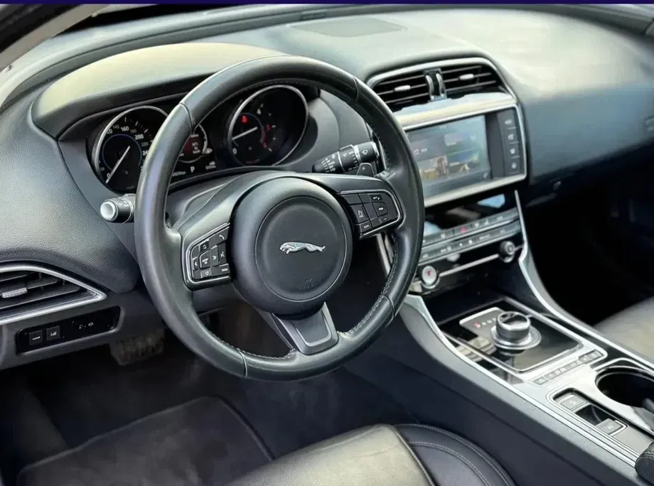 Jaguar XE 2.0 AWD Prestige — imagine 3