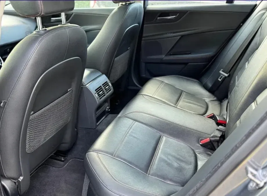 Jaguar XE 2.0 AWD Prestige — imagine 4