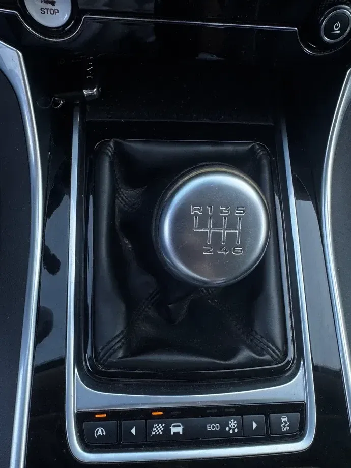 Jaguar XE 2.0 Portfolio — imagine 6