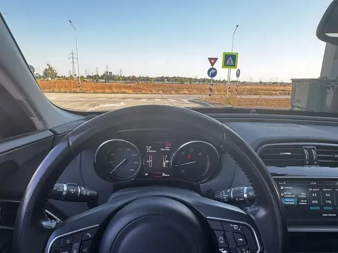 Jaguar XE 2.0 Portfolio