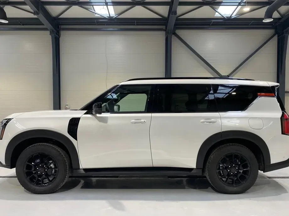 Nissan Armada — imagine 2