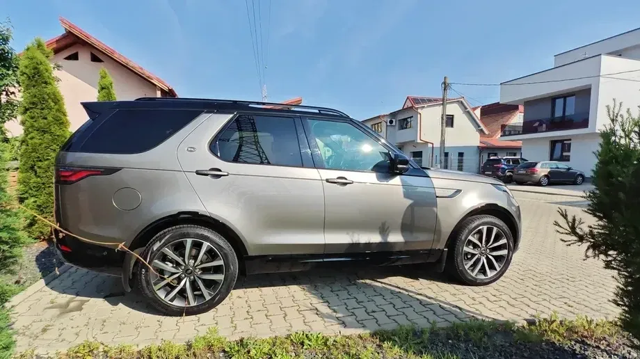Land Rover Discovery V 3.0D 300 MHEV R-Dynamic SE — imagine 3