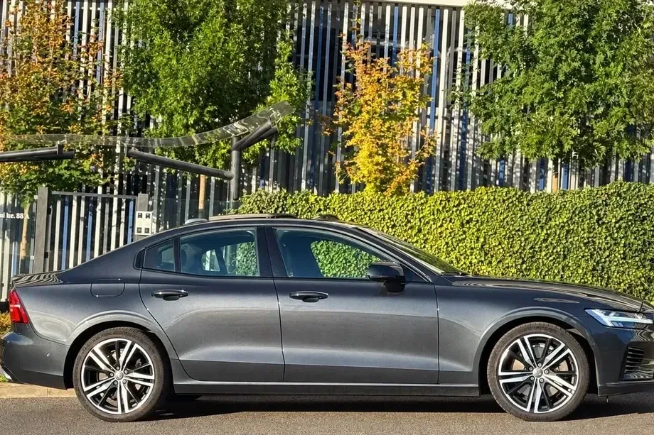 Volvo S60 III T8 eAWD R-Design — imagine 3