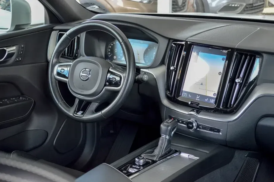 Volvo XC 60 II D4 AWD R-Design — imagine 4