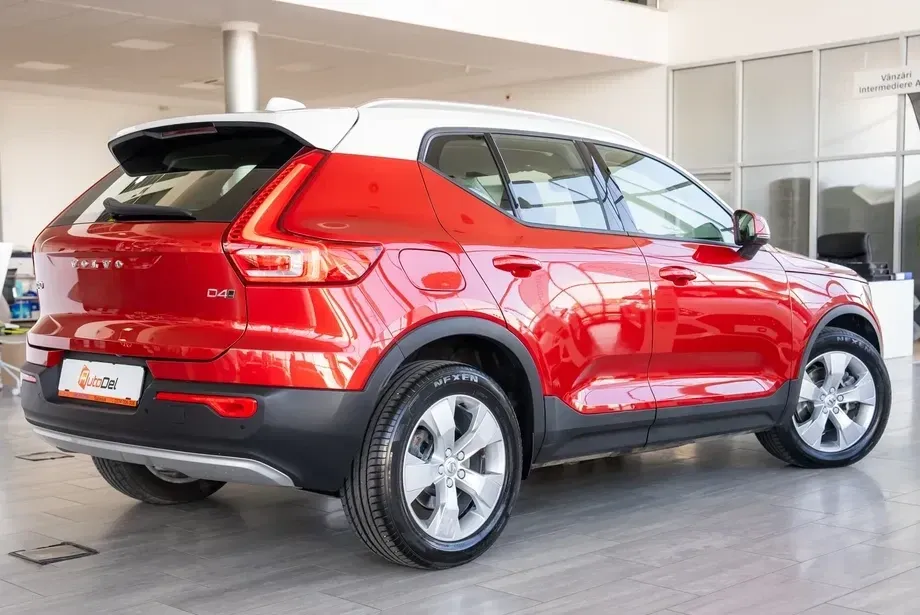 Volvo XC 40 D4 AWD Geartronic Momentum — imagine 4