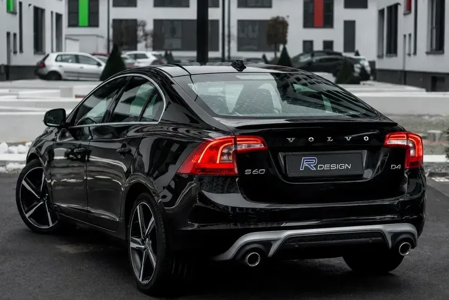 Volvo S60 II D4 VEA Start-Stop R-Design — imagine 3