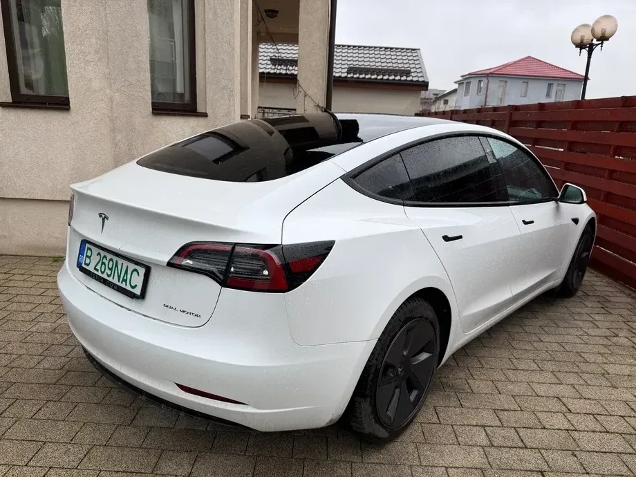 Tesla Model 3 — imagine 3
