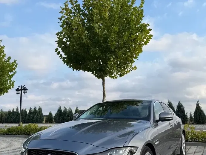 Jaguar XE D180 RWD R-Dynamic HSE