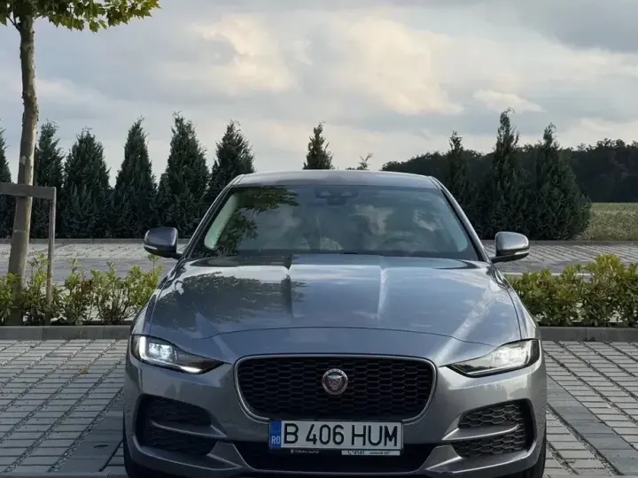 Jaguar XE D180 RWD R-Dynamic HSE