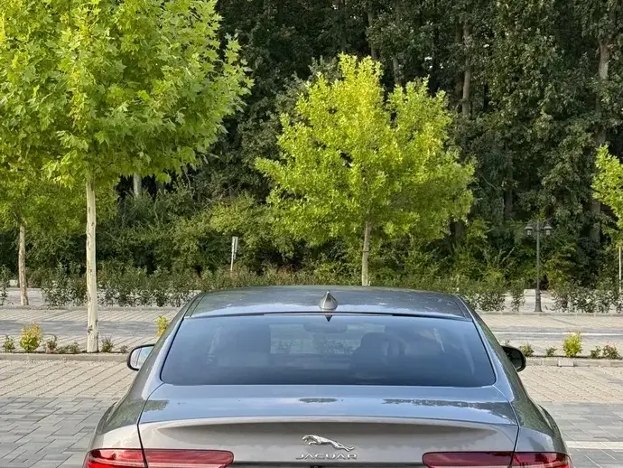 Jaguar XE D180 RWD R-Dynamic HSE