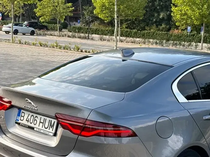 Jaguar XE D180 RWD R-Dynamic HSE
