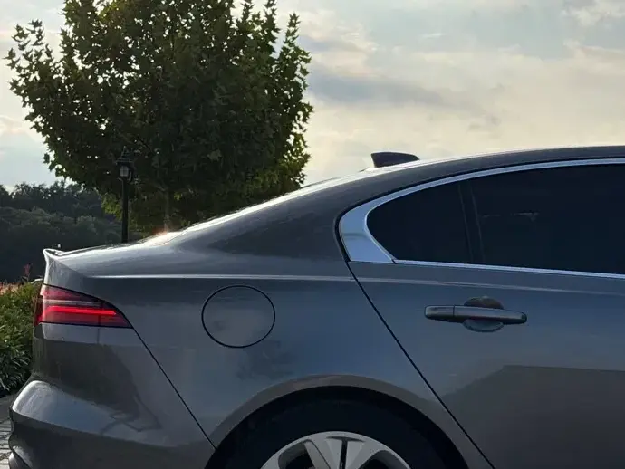 Jaguar XE D180 RWD R-Dynamic HSE