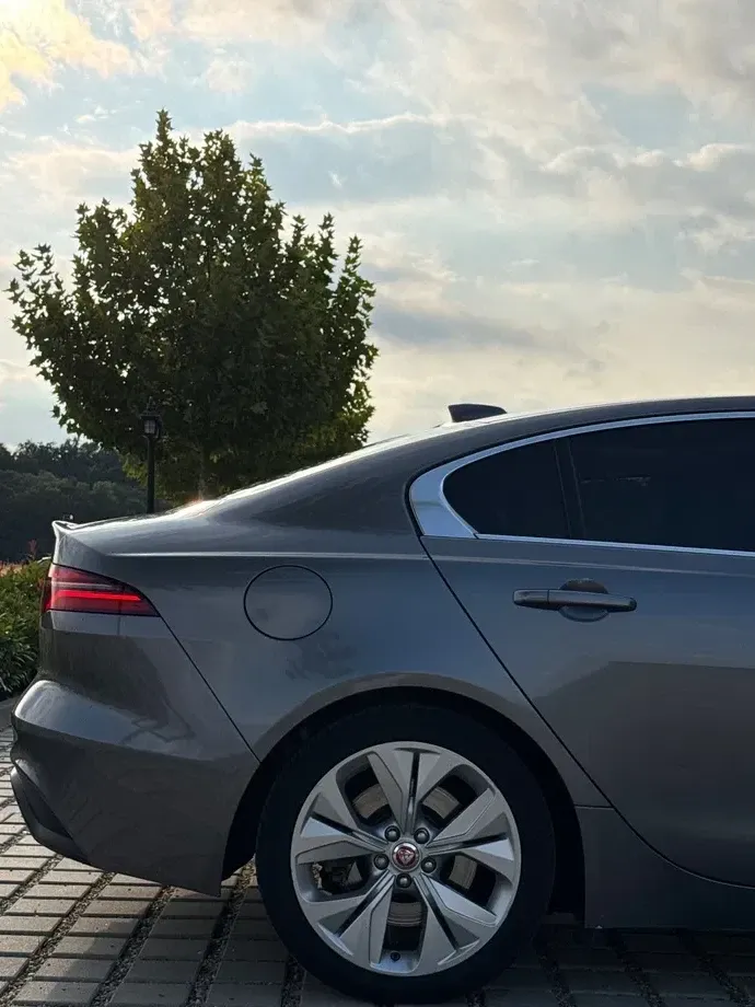 Jaguar XE D180 RWD R-Dynamic HSE — imagine 5