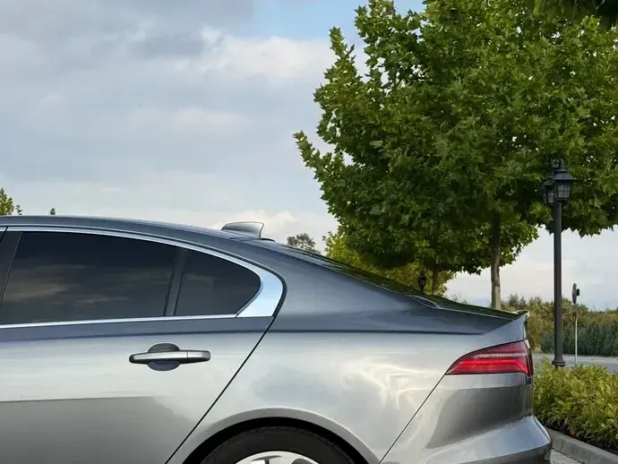 Jaguar XE D180 RWD R-Dynamic HSE