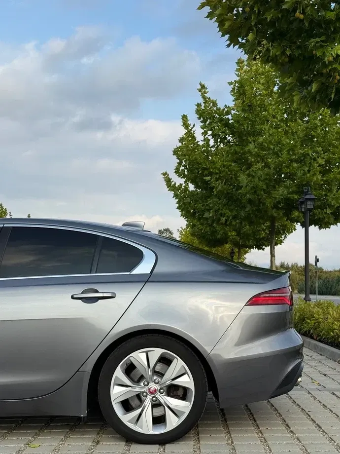 Jaguar XE D180 RWD R-Dynamic HSE — imagine 3