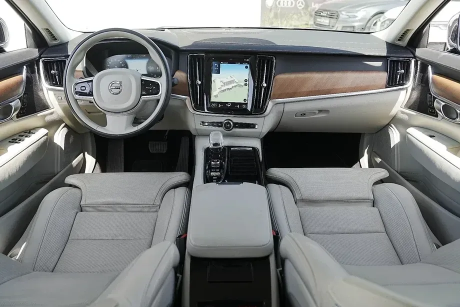 Volvo S90 T8 Recharge AWD Geartronic Inscription — imagine 2