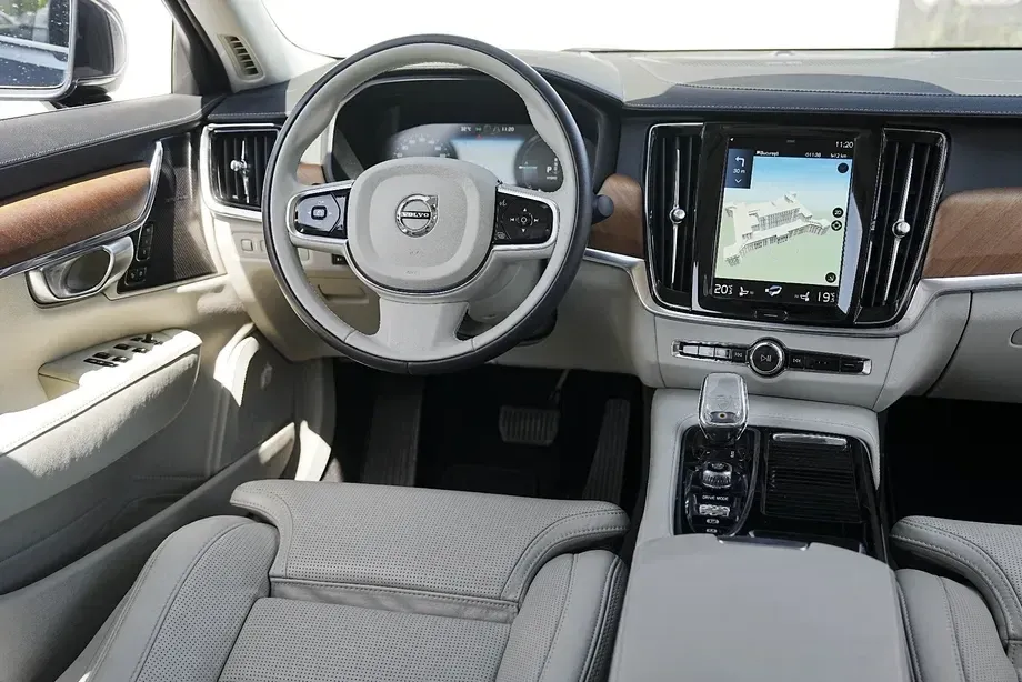 Volvo S90 T8 Recharge AWD Geartronic Inscription — imagine 5