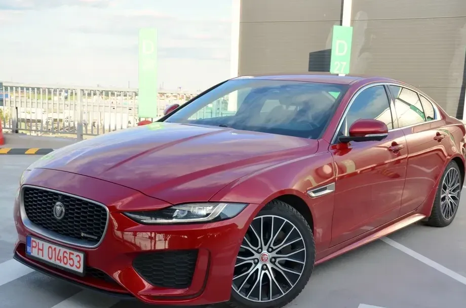 Jaguar XE D200 RWD MHEV R-Dynamic HSE — imagine 3