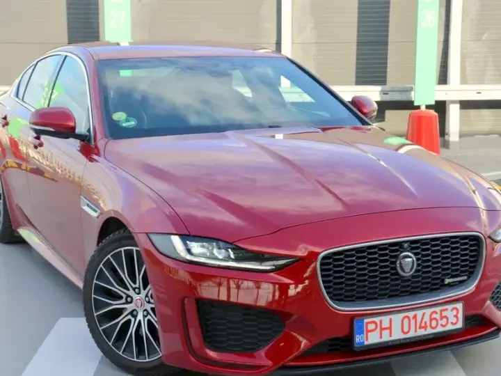 Jaguar XE D200 RWD MHEV R-Dynamic HSE