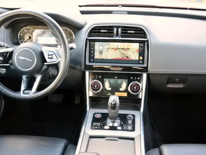 Jaguar XE D200 RWD MHEV R-Dynamic HSE