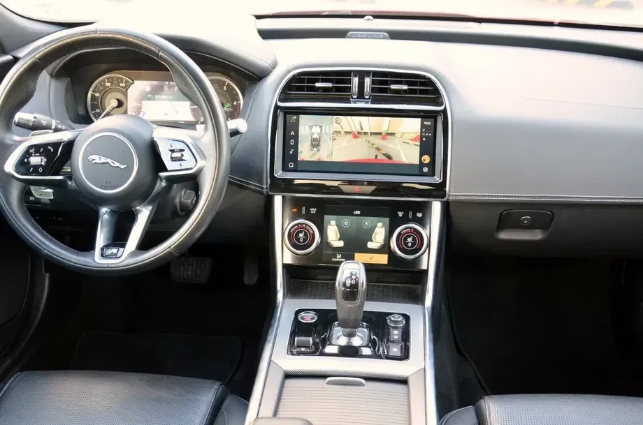 Jaguar XE D200 RWD MHEV R-Dynamic HSE — imagine 4