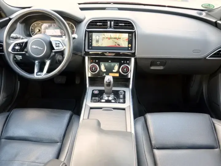 Jaguar XE D200 RWD MHEV R-Dynamic HSE