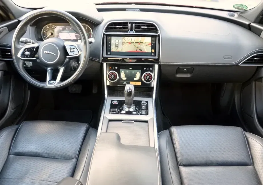 Jaguar XE D200 RWD MHEV R-Dynamic HSE — imagine 5