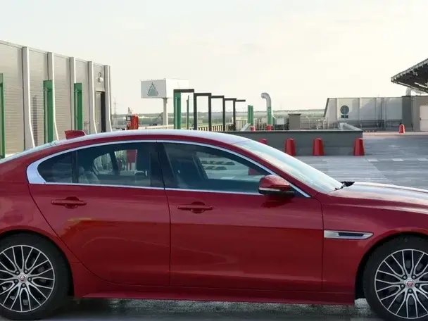 Jaguar XE D200 RWD MHEV R-Dynamic HSE