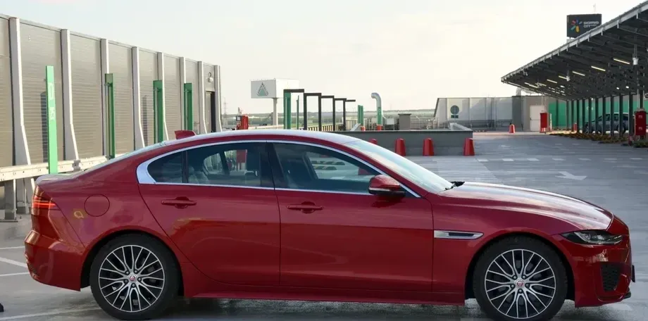 Jaguar XE D200 RWD MHEV R-Dynamic HSE — imagine 6