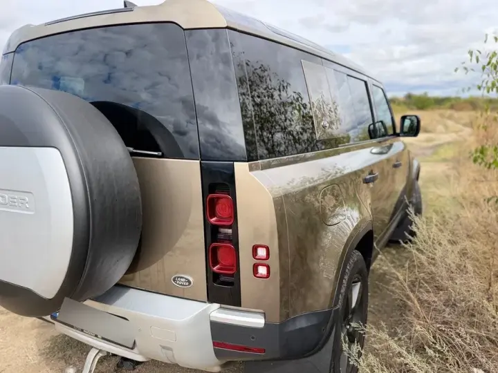 Land Rover Defender 110 2.0L D240 S