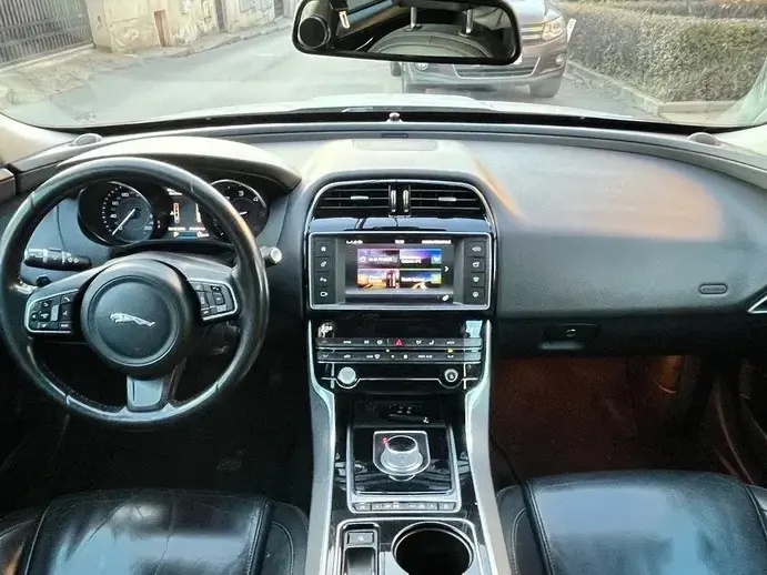 Jaguar XE 2.0 Prestige