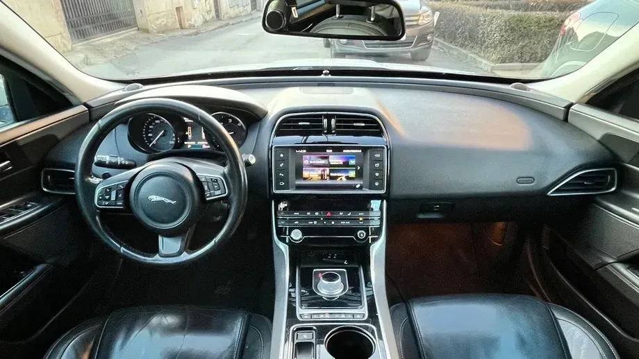 Jaguar XE 2.0 Prestige — imagine 5