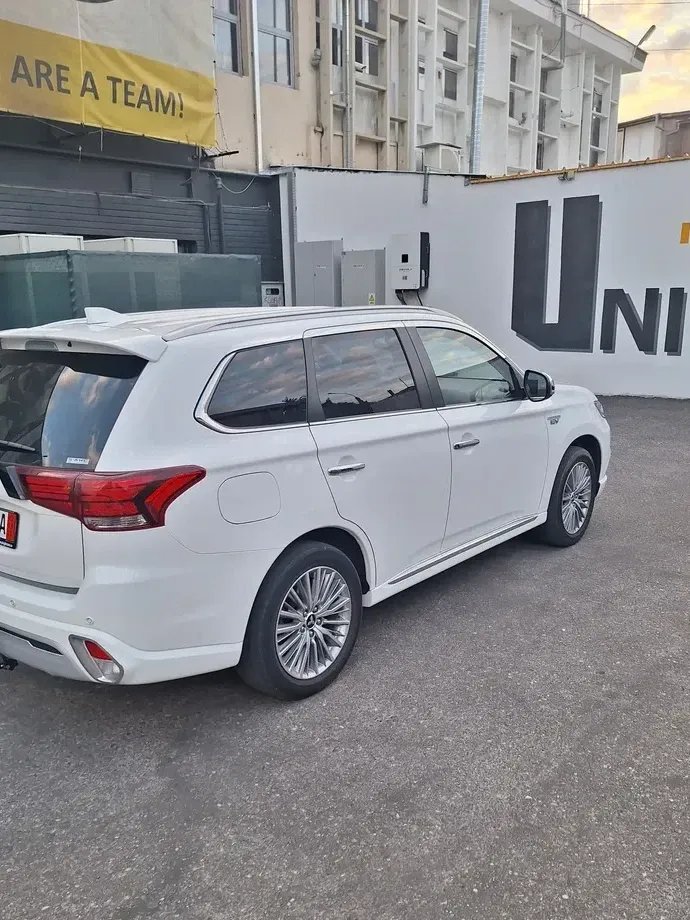 Mitsubishi Outlander IV 2.4 4WD — imagine 5