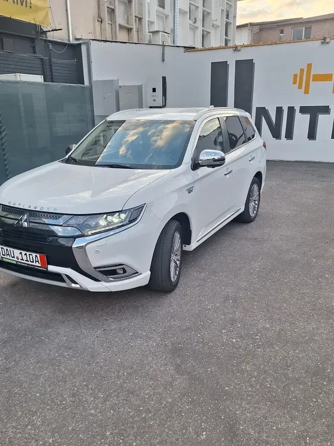 Mitsubishi Outlander IV 2.4 4WD — imagine 3