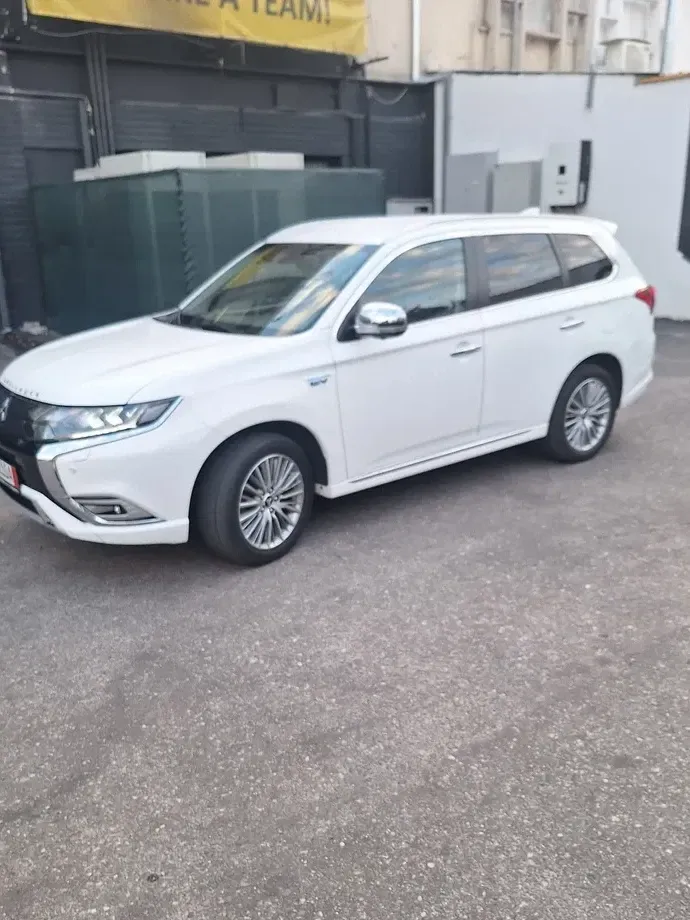 Mitsubishi Outlander IV 2.4 4WD — imagine 4