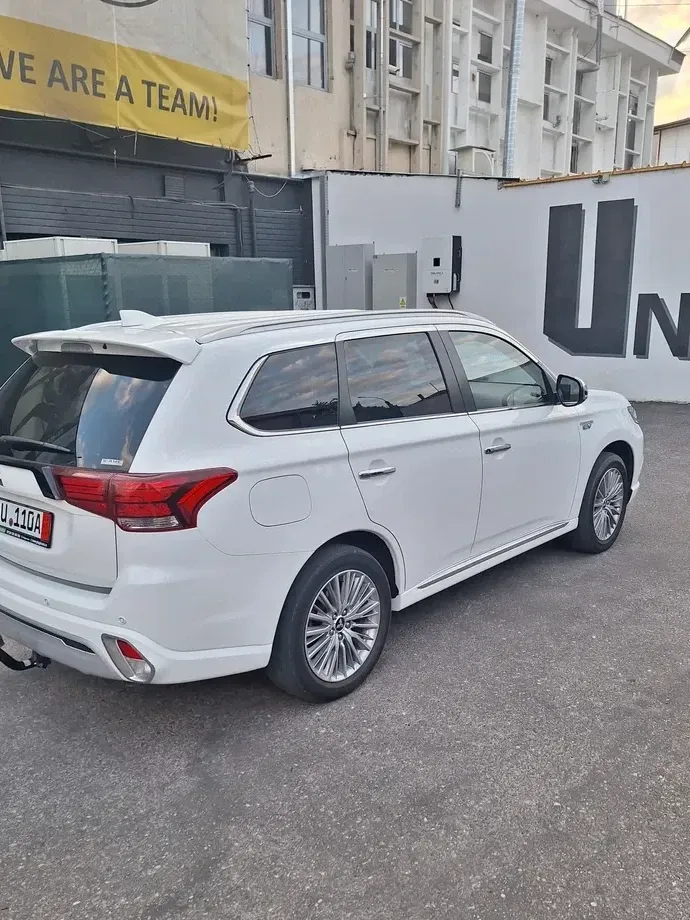 Mitsubishi Outlander IV 2.4 4WD — imagine 2