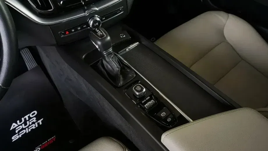 Volvo XC 60 II D4 Momentum Pro — imagine 3