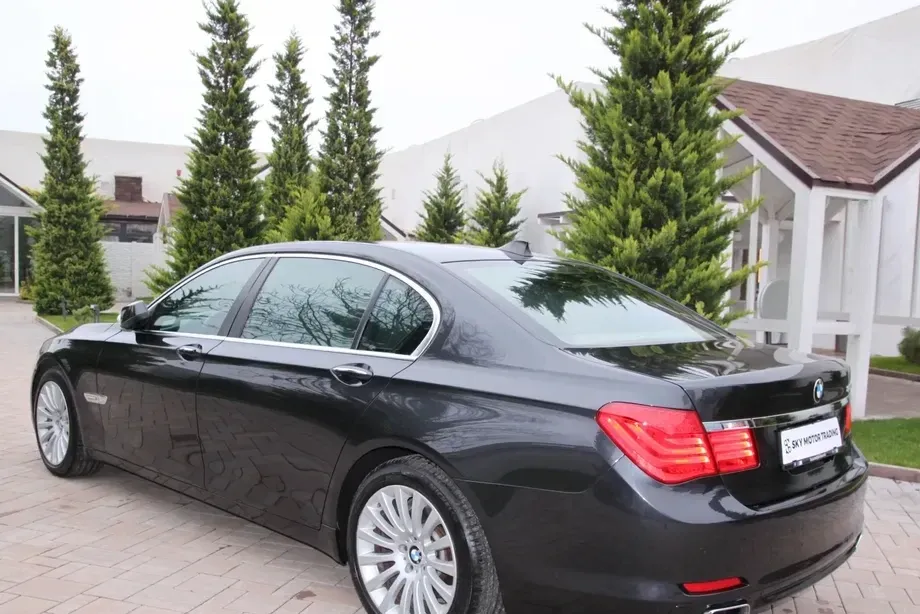 BMW Seria 7 F01/F02 750Li Aut. — imagine 2