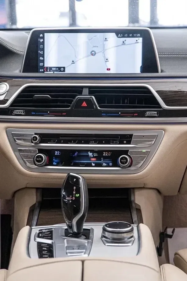 BMW Seria 7 G11/G12 740e iPerformance — imagine 4