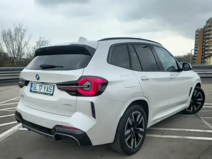 BMW iX3 Standard