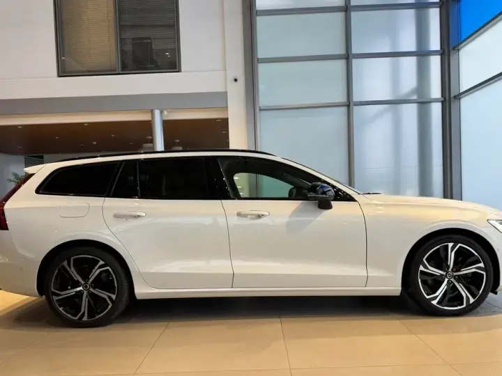 Volvo V60 II B4 MHEV AT Plus Dark