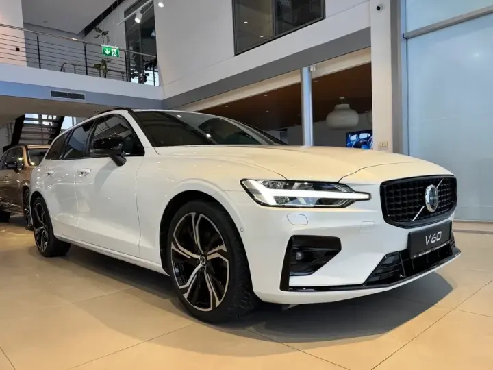 Volvo V60 II B4 MHEV AT Plus Dark