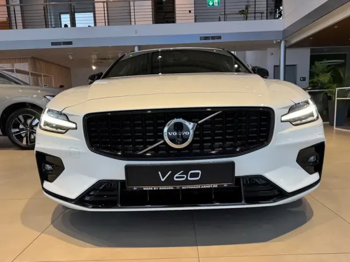 Volvo V60 II B4 MHEV AT Plus Dark