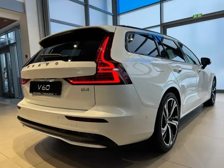 Volvo V60 II B4 MHEV AT Plus Dark