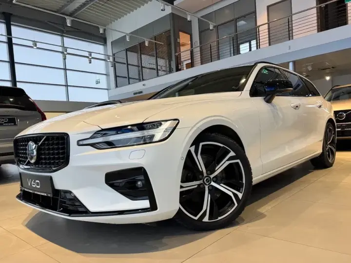Volvo V60 II B4 MHEV AT Plus Dark