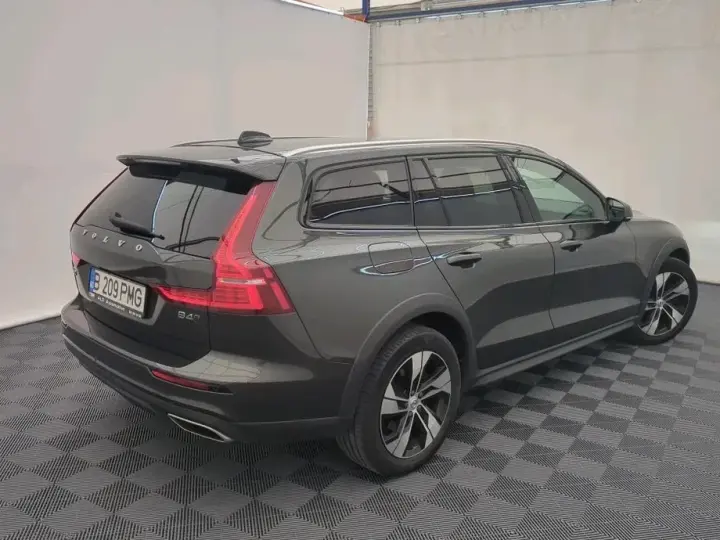 Volvo V60 B4 MHEV AT8 FWD Momentum Pro