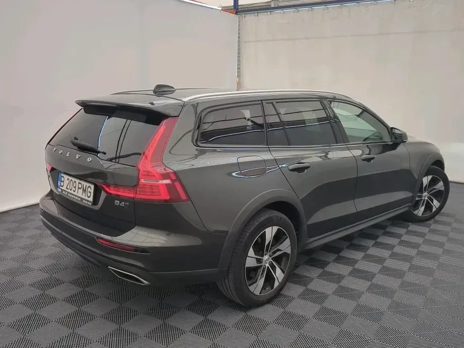 Volvo V60 B4 MHEV AT8 FWD Momentum Pro — imagine 2