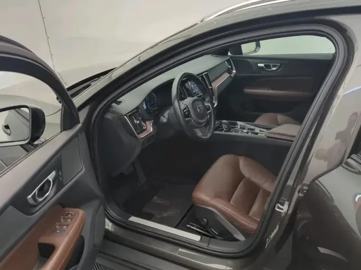 Volvo V60 B4 MHEV AT8 FWD Momentum Pro